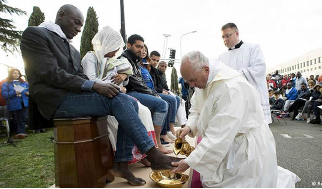 رهبر کاتولیک‌های جهان پاهای پناهجویان را  شست و شو داد 